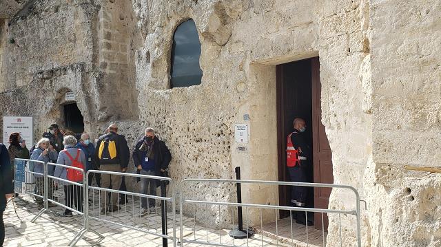 15-kosciol_sw_lucji_wykuty_w_skale_-_matera.jpg
