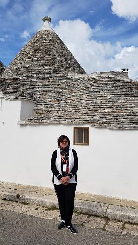 02-przed_domkiem_-_trulli.jpg