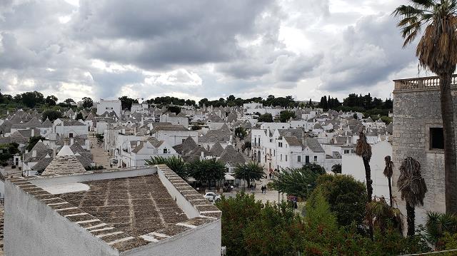 05-widok_na_frogment_miasta_-_alberobello.jpg