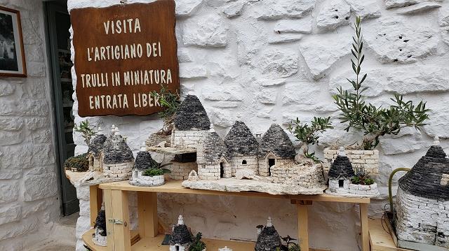 07-miniaturowe_pamiatkowe_domki_trulli.jpg