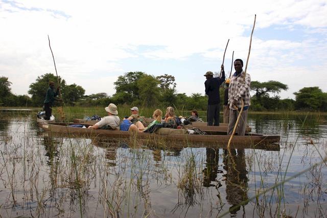 77-turysci_podczas_splywu_na_delcie_rzeki_okavango-botswana.jpg