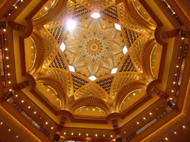 60-palace_hotel_w_abu_dhabi_ze_zlotymi_rzezbieniami.jpg
