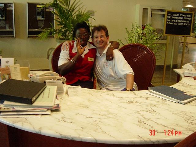 23-leszek_z_recepcionistka_hotelowa.jpg