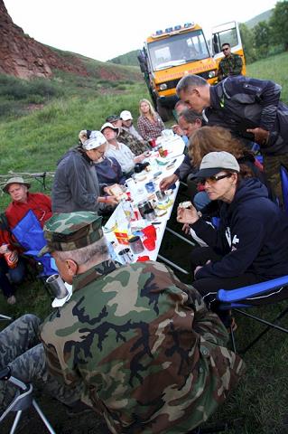 09-pierwsza_kolacja_na_syberii-kawior-chleb_i_wodeczka_-_lipiec_2009.jpg