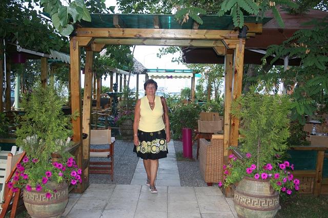 30-ewa_przed_nadmorska_restauracja_w_nea_potidea-2008.jpg