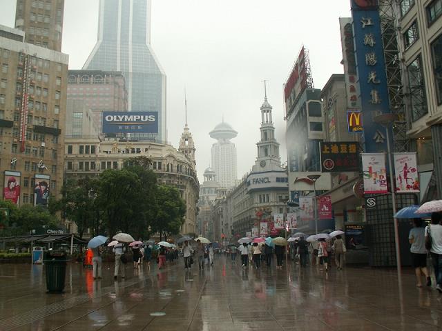 108-szanghaj._nanjing_road_w_deszczu.jpg