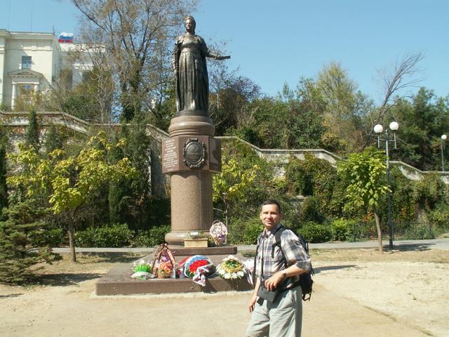 03-sewastopol-stefan_pod_pomnikiem_carycy_katarzyny_ii.jpg