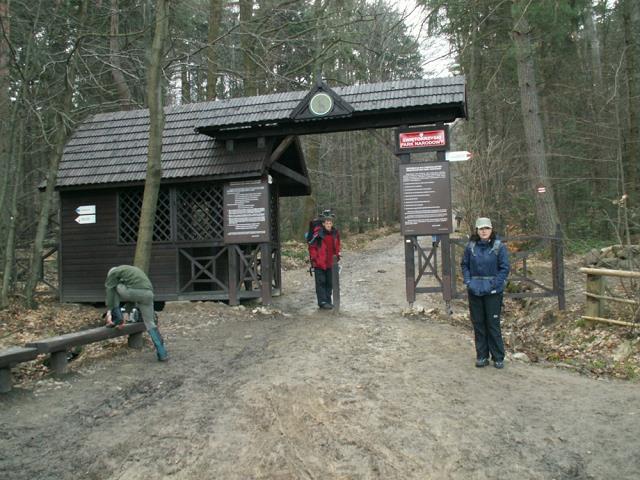 01-wejscie_do_swietokrzyskiego_parku_narodowego_w_swietej_katarzynie.jpg