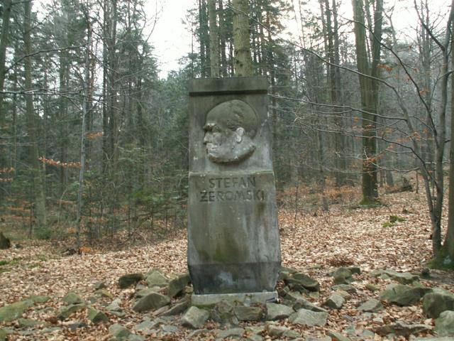 02-__pomnik_stefana_zeromskiego_w_swietej_katarzynie.jpg