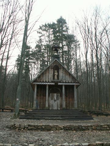 07-na_szlaku_na_lysice_-_widok_ogolny_kapliczki_sw_franciszka.jpg
