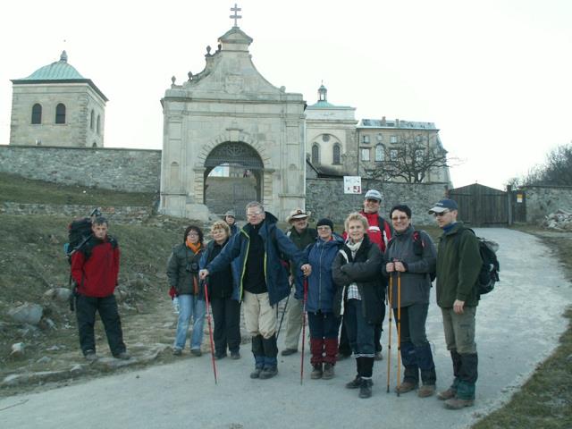 10-na_tle_zabudowan_klasztoru_na_swietym_krzyzu.jpg