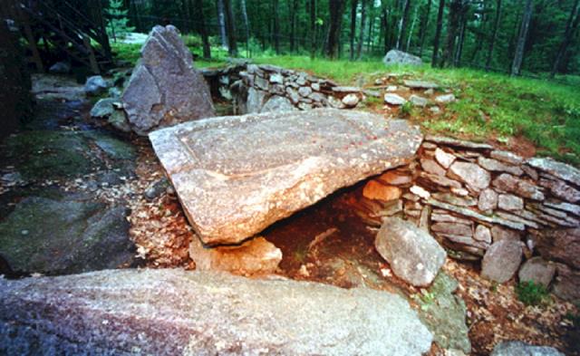 26-mystery_hill_-_kamien_ofiarny.jpg