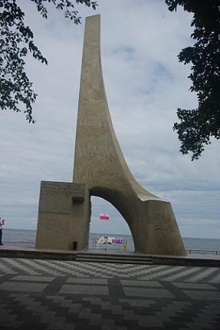 07-pomnik_zaslubin_z_morzem.jpg