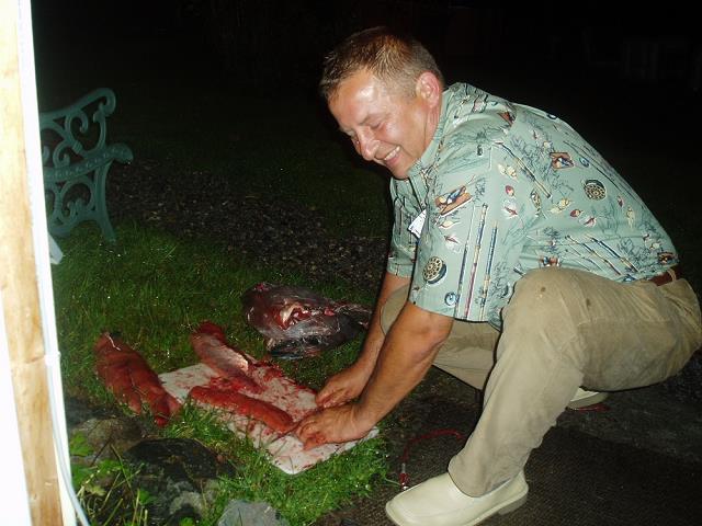 12-wojtek_czysci_lososie_zlowione_przez_zbyszka-w_juneau.jpg