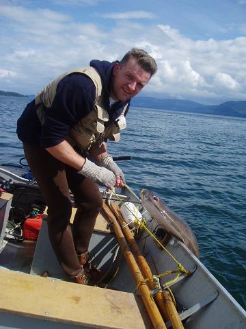 30-konrad_wyciaga_pierwszego_swojego_halibuta.jpg