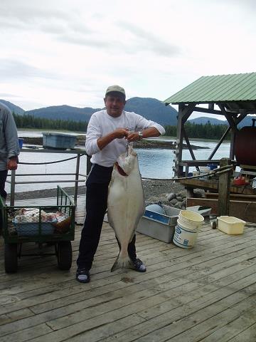 57-zbyszek_i_jego_rekordowy_halibut-alaska_2004.jpg