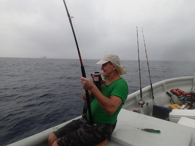 06-jozek_holuje_rybe_-pacyfik_kolo_pedasi_-_panama-listopad_15_2013.jpg