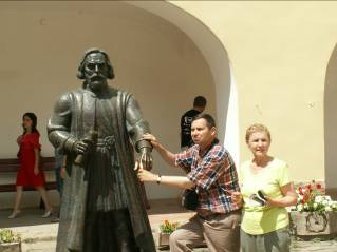 Dorota i Stefan Solanin na dziedzińcu zamku muchaczewskiego – przy pomniku księcia Teodora Koriatowicza